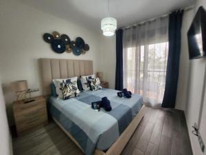 Un dormitorio con una cama con globos y una ventana en Ohana home beach and love, en Caleta de Fuste