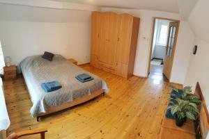 1 dormitorio con 1 cama y suelo de madera en Dom Na Zachodzie en Szczecinek
