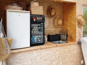 eine Küche mit Kühlschrank und Spüle in der Unterkunft Holiday home Åsenfjord 