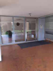 una stanza vuota con porte in vetro e un pavimento di CASA VACANZE FILO a Pordenone