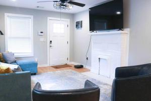 ein Wohnzimmer mit einem Sofa und einem Kamin in der Unterkunft 3BR Lovely Furnished Westside Home with amenities in Atlanta