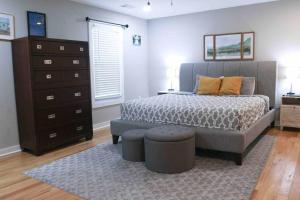 ein Schlafzimmer mit einem Bett und einer Kommode in der Unterkunft 3BR Lovely Furnished Westside Home with amenities in Atlanta