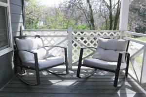 zwei Stühle auf der Veranda eines Hauses in der Unterkunft 3BR Lovely Furnished Westside Home with amenities in Atlanta
