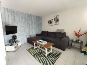 Televízia a/alebo spoločenská miestnosť v ubytovaní SOPRALYNES Très joli 3 pièces mezzanine plage Richelieu Cap d'Agde