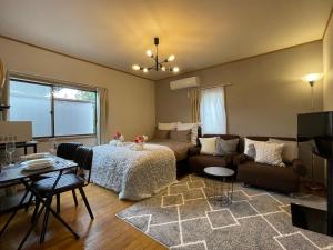 東京にあるBest Shinjuku Modern Full-furnished Apartment2 ONLY 2min to Shinjuku by Trainのリビングルーム(ベッド1台、ソファ付)