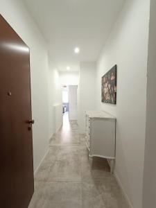 un pasillo con un tocador en una habitación blanca en 'Na Chicca A Verona, en Verona