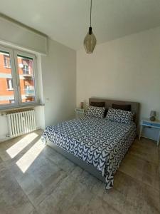 1 dormitorio con cama y ventana grande en 'Na Chicca A Verona, en Verona