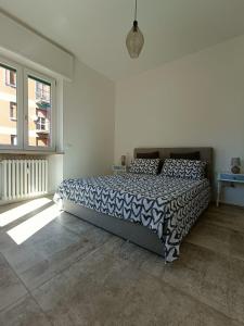 1 dormitorio con cama y ventana grande en 'Na Chicca A Verona, en Verona