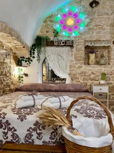 1 dormitorio con 1 cama con cesta de mimbre en Domus Klara, en Turi
