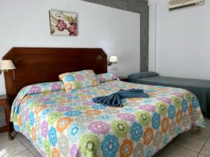 Postel nebo postele na pokoji v ubytování Hotel Al-Andalus