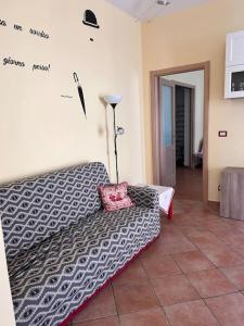 a living room with a bed and a lamp at i tulipani in Miagliano