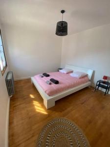sypialnia z łóżkiem z różową pościelą i poduszkami w obiekcie Logement entier dans maison - Passy - 6 personnes w mieście Passy