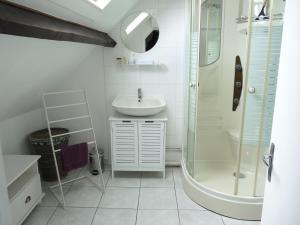 Et badeværelse på Gite Meublé de Tourisme La Clef des Champs Manche 50 entre Coutances et St-Lo + 25 billeder