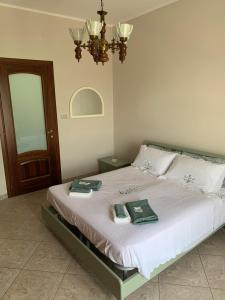 a bedroom with a bed with two towels on it at "La Pepita" di Pietro Bertolotti in Spagna