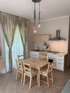 - une cuisine avec une table et des chaises en bois dans l'établissement La Pepita, à Spagna