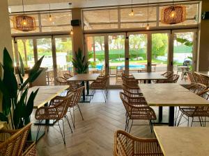 ein Restaurant mit Tischen und Stühlen und einem Pool in der Unterkunft Ma vue mer en Algarve in Portimão
