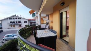 balcón con mesa y vistas a un aparcamiento en Casa 2D, en San Vito Chietino