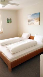 Postel nebo postele na pokoji v ubytování Großzügiges und helles 2-Zimmer-Appartement im Kurgebiet