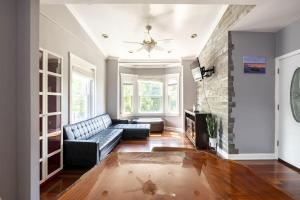 ein Wohnzimmer mit Couch und Kamin in der Unterkunft Riverfront Penthouse Suite in Midtown Harrisburg near Hershey in Harrisburg