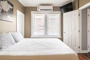 En eller flere senge i et værelse på Riverfront Penthouse Suite in Midtown Harrisburg near Hershey