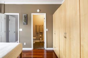 ein Schlafzimmer mit einem Bett und ein Badezimmer in der Unterkunft Riverfront Penthouse Suite in Midtown Harrisburg near Hershey in Harrisburg + 20 Fotos