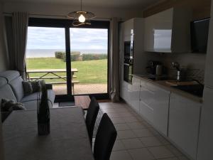 Kuchyňa alebo kuchynka v ubytovaní Vue mer sur la côte d'opale, studio la naturelle pour 4 personnes , WIMEREUX