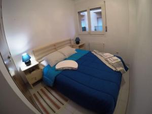 En eller flere senge i et værelse på Cool Breeze Apartment