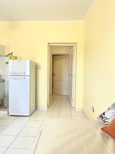 une cuisine vide avec un réfrigérateur et un couloir dans l'établissement COMPLEJO ECHAGUE, à San Juan