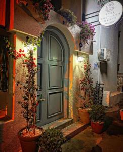 een deur van een gebouw met potplanten erop bij İNCİ BOUTİQUE APART in Bodrum City