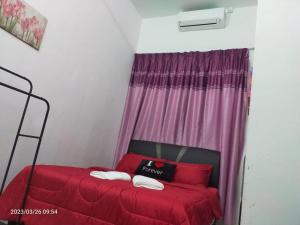 Kuantan Homestay Best Facility Wifi BBQ Viu في كُوانتان: غرفة نوم بسرير احمر ونافذة