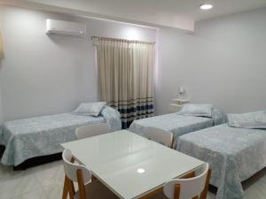 une salle d'hôpital avec deux lits et une table dans l'établissement COMPLEJO ECHAGUE, à San Juan