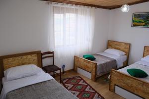 Postel nebo postele na pokoji v ubytování As e vogël, As e madhe