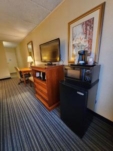 Habitación de hotel con TV y escritorio con TV y canales de televisión. en Quality Inn Horseheads, en Horseheads