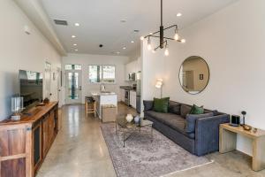 a living room with a couch and a table at Chic and Modern Townhome 7 Mi to Downtown Nashville in Madison