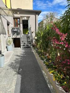 une maison avec une passerelle menant à une porte fleurie dans l'établissement Residence Politecnico Bovisa, à Milan