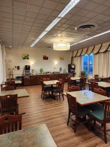 un comedor con mesas y sillas y una cafetería en Quality Inn Horseheads, en Horseheads