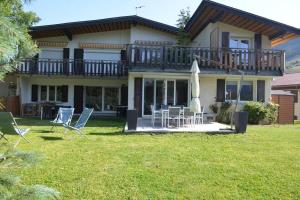 Vonkajšia záhrada v ubytovaní Chalet le Vertical - Chalet5*, sauna, jacuzzi, billard, balnéo, massage, pistes à 150 m