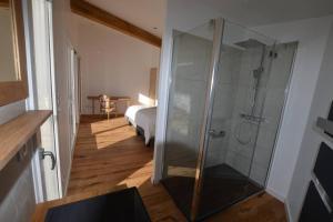 Kúpeľňa v ubytovaní Chalet le Vertical - Chalet5*, sauna, jacuzzi, billard, balnéo, massage, pistes à 150 m + 31 fotografií