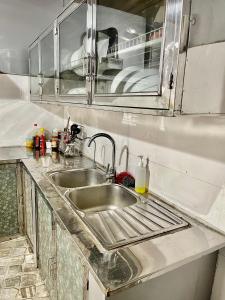 una cucina con un lavello e un piano di lavoro di Sam Villa Tam Đảo a Tam Ðảo