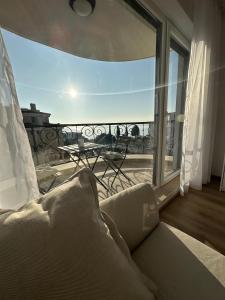 Cosy apartments with sea view in complex PANORAMA في تشيرنوموريتس: غرفة معيشة مع أريكة ونافذة كبيرة