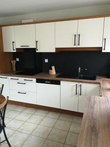 Kuchyň nebo kuchyňský kout v ubytování LEBAS-LADIN - Bayeux Ville Touristique