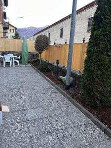 een patio met een tafel en een hek en een tafel en stoelen bij i tulipani in Miagliano