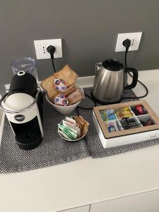 un piano di lavoro con macchinetta del caffè e bollitore per il tè di NONSOLOMARE Wifi aria condizionata ascensore a Sanremo