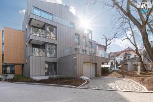 Un edificio con il sole che splende sopra di MS Apartments Rest 1.0 a Sopot
