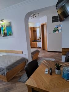 Televízia a/alebo spoločenská miestnosť v ubytovaní Lake House