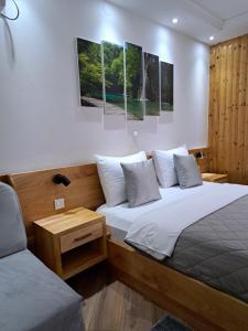 Postel nebo postele na pokoji v ubytování Lake House