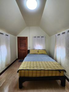 1 dormitorio con 1 cama en una habitación en Bunrapee House en Nan