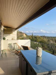 balkon z niebieskim blatem i widokiem na ocean w obiekcie Maison de village en granite w mieście Porto-Vecchio +37 zdjęć