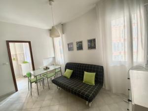 a living room with a couch and a table at LCC - Centralissimo - 100 mt da Piazza Mazzini - 50 mt dal mare - Immobil Relax in Lido di Jesolo