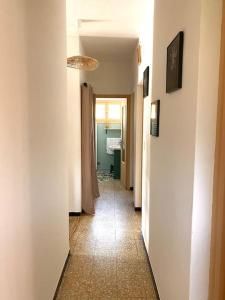 Televízia a/alebo spoločenská miestnosť v ubytovaní Maison de village en granite